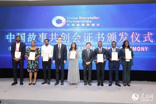 現(xiàn)場頒發(fā)證書。人民網(wǎng)記者 陳博攝