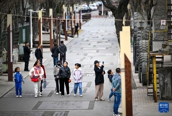 4月5日，游客在寧夏石嘴山市大武口洗煤廠工業(yè)遺址公園游覽。新華社記者 馮開華 攝