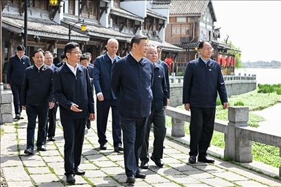 △2024年3月18日至21日，習(xí)近平總書記在湖南考察。這是19日上午，總書記在常德河街考察。