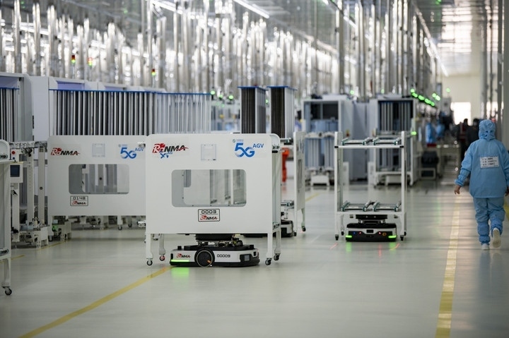 2024年1月10日，在位于浙江省金華市金義新區(qū)的潤(rùn)馬光能集團(tuán)金華工廠智能化生產(chǎn)車(chē)間里，AGV（自動(dòng)導(dǎo)引運(yùn)輸）小車(chē)忙碌穿梭在生產(chǎn)單元之間。圖源新華社