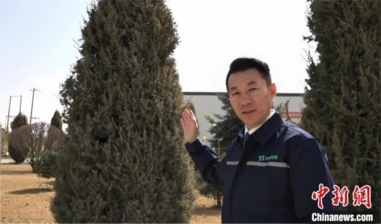 圖為王佐向記者介紹自己的新能源綠電廠區(qū)。白先森 攝