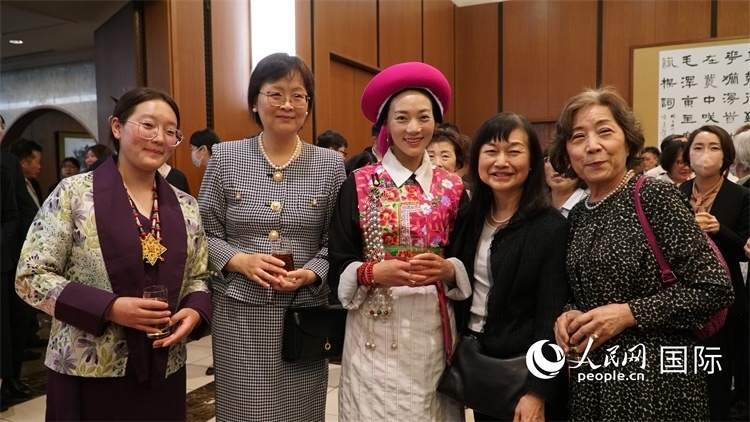 來(lái)賓與茨姆等人熱烈交流并合影留念。人民網(wǎng) 蔣曉辰攝