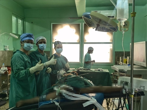 蔣國(guó)慶醫(yī)生（左）和當(dāng)?shù)蒯t(yī)生慶祝手術(shù)成功。中國(guó)援桑醫(yī)療隊(duì)供圖