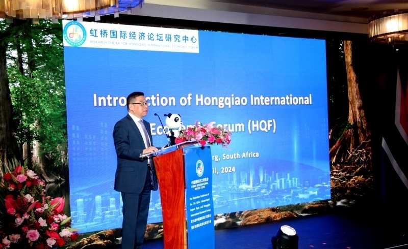 虹橋國(guó)際經(jīng)濟(jì)論壇研究中心副理事長(zhǎng)、商務(wù)部國(guó)際貿(mào)易經(jīng)濟(jì)合作研究院副院長(zhǎng)俞子榮致辭。（圖片來(lái)源：中國(guó)國(guó)際進(jìn)口博覽會(huì)官微）