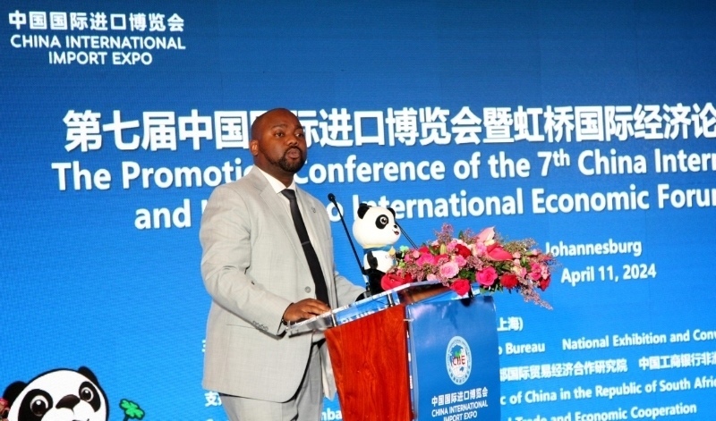 標(biāo)準(zhǔn)銀行集團(tuán)企業(yè)與商業(yè)銀行部國(guó)際貿(mào)易總經(jīng)理武巴致辭。（圖片來(lái)源：中國(guó)國(guó)際進(jìn)口博覽會(huì)官微）