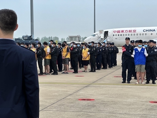 中國籍涉賭詐違法犯罪嫌疑人從柬埔寨被押解回國。人民網(wǎng)記者 郝萍攝