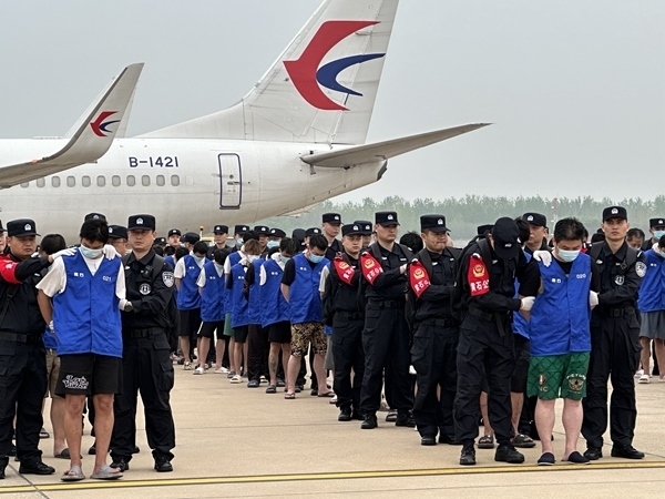 中國籍涉賭詐違法犯罪嫌疑人從柬埔寨被押解回國。人民網(wǎng)記者 郝萍攝