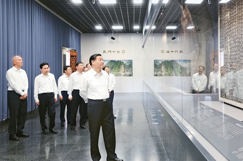 2023年7月29日，中共中央總書(shū)記、國(guó)家主席、中央軍委主席習(xí)近平在四川考察結(jié)束返京途中，來(lái)到陜西省漢中市考察。這是習(xí)近平參觀漢中市博物館有關(guān)歷史文物展陳。 新華社記者 鞠鵬/攝