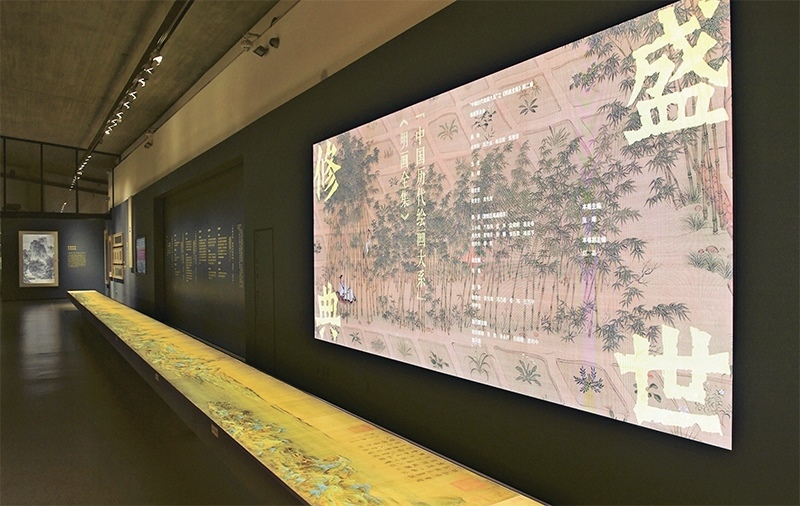 “中國歷代繪畫大系”，是習(xí)近平總書記親自批準(zhǔn)、高度重視的一項(xiàng)規(guī)模浩大、縱貫歷史、橫跨中外的國家級(jí)重大文化工程。圖為中國國家版本館杭州分館展示的“盛世修典——‘中國歷代繪畫大系’”收錄的數(shù)字化古畫（2023年5月31日攝）。 新華社記者 翁忻旸/攝