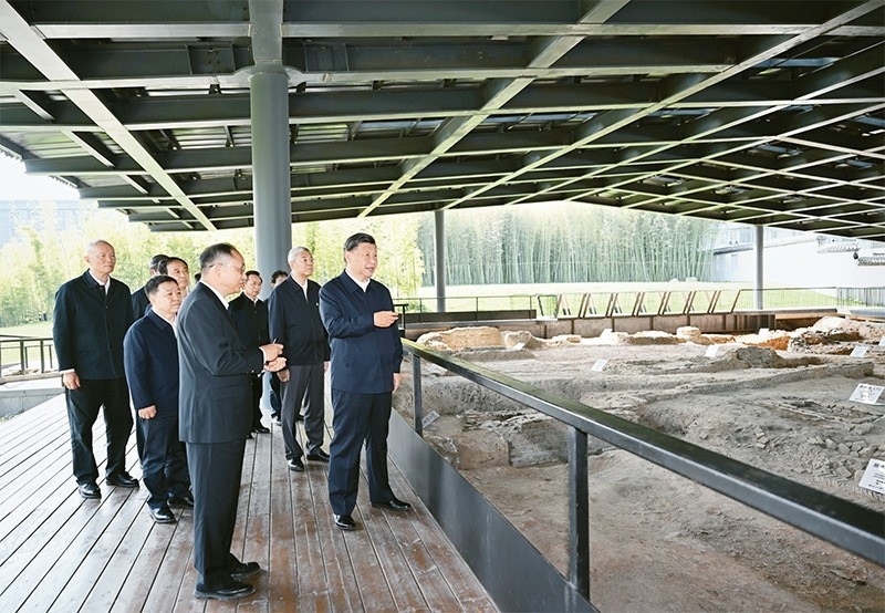 2023年10月10日至13日，中共中央總書(shū)記、國(guó)家主席、中央軍委主席習(xí)近平在江西考察。這是11日上午，習(xí)近平在景德鎮(zhèn)市陶陽(yáng)里歷史文化街區(qū)南麓遺址考察。 新華社記者 謝環(huán)馳/攝