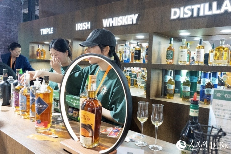 第四屆中國(guó)國(guó)際消費(fèi)品博覽會(huì)愛(ài)爾蘭國(guó)家館內(nèi)的參展商。人民網(wǎng) 常沙攝