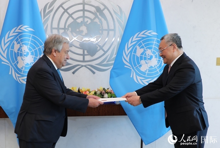 4月16日，中國新任常駐聯(lián)合國代表、特命全權(quán)大使傅聰在紐約聯(lián)合國總部向聯(lián)合國秘書長古特雷斯遞交了全權(quán)證書。 人民網(wǎng)記者 李志偉攝