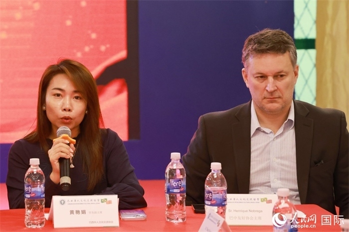 巴西文協(xié)代會長黃艷娟（左）在座談會上致辭。人民網(wǎng)記者 陳海琪攝