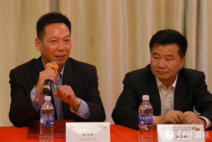 武漢市僑聯(lián)主席徐祥忠（左）在座談會上致辭。人民網(wǎng)記者 陳海琪攝