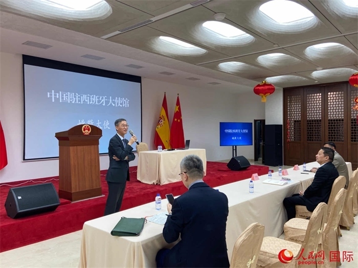 中國(guó)駐西班牙大使姚敬在僑界法治講座上致辭。人民網(wǎng)記者 范劍青攝