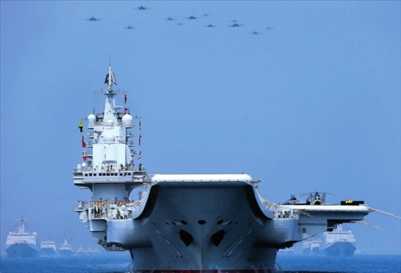 制空作戰(zhàn)梯隊(duì)飛越航母編隊(duì)上空（2018年攝）。 張雷攝