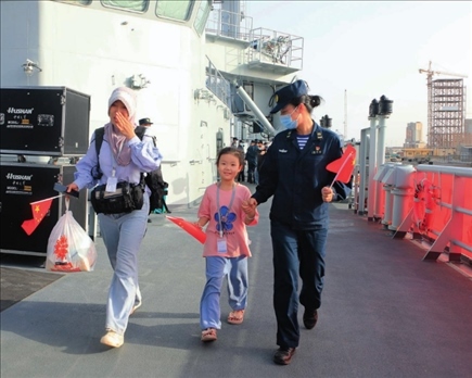海軍軍艦赴蘇丹緊急撤離我在蘇丹人員。圖為海軍官兵帶領(lǐng)同胞登艦（2023年4月26日攝）。丁家興攝