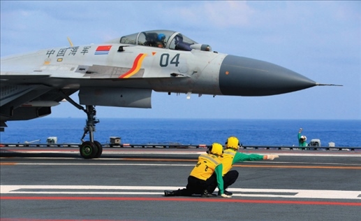 遼寧艦起飛助理作出放飛手勢(shì)，殲-15艦載戰(zhàn)斗機(jī)起飛（2020年4月攝）。張凱攝