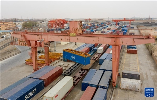 4月21日，二連浩特鐵路口岸龍門吊吊裝中歐班列集裝箱（無人機(jī)照片）。 新華社發(fā)（張海峰攝）