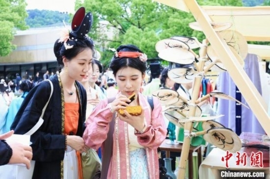 漢服愛好者逛集市。中國絲綢博物館 供圖