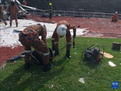 4月23日，救援人員在馬來西亞霹靂州的直升機(jī)墜毀現(xiàn)場救援。新華社發(fā)（馬來西亞消防拯救局供圖）