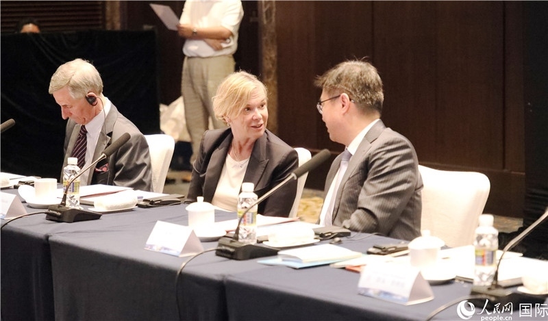 宣介會上，中外官員親切交談。人民網(wǎng)記者趙益普攝