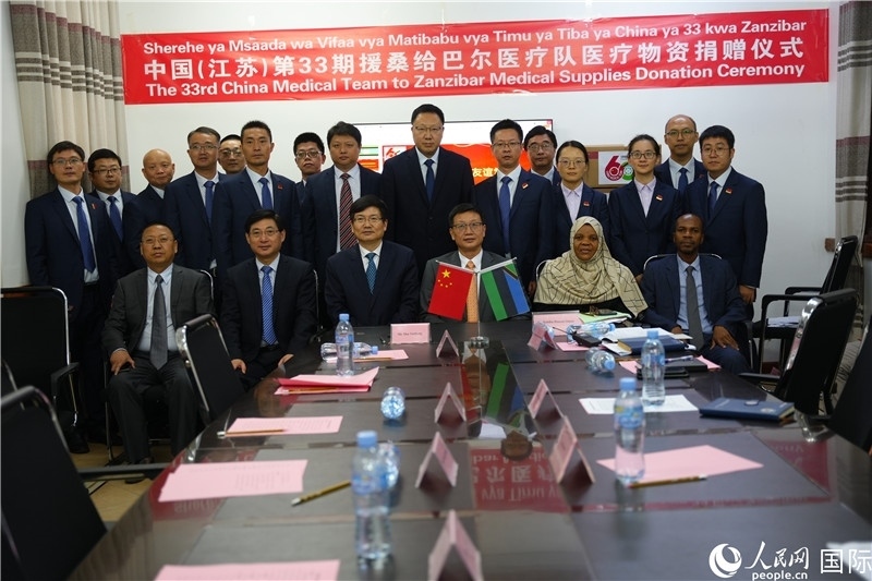 中非雙方代表及醫(yī)療隊(duì)在捐贈現(xiàn)場合影。中國援桑醫(yī)療隊(duì)供圖