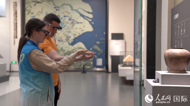人民網(wǎng)外籍專家在良渚博物院體驗AR眼鏡。人民網(wǎng)記者 袁蒙攝