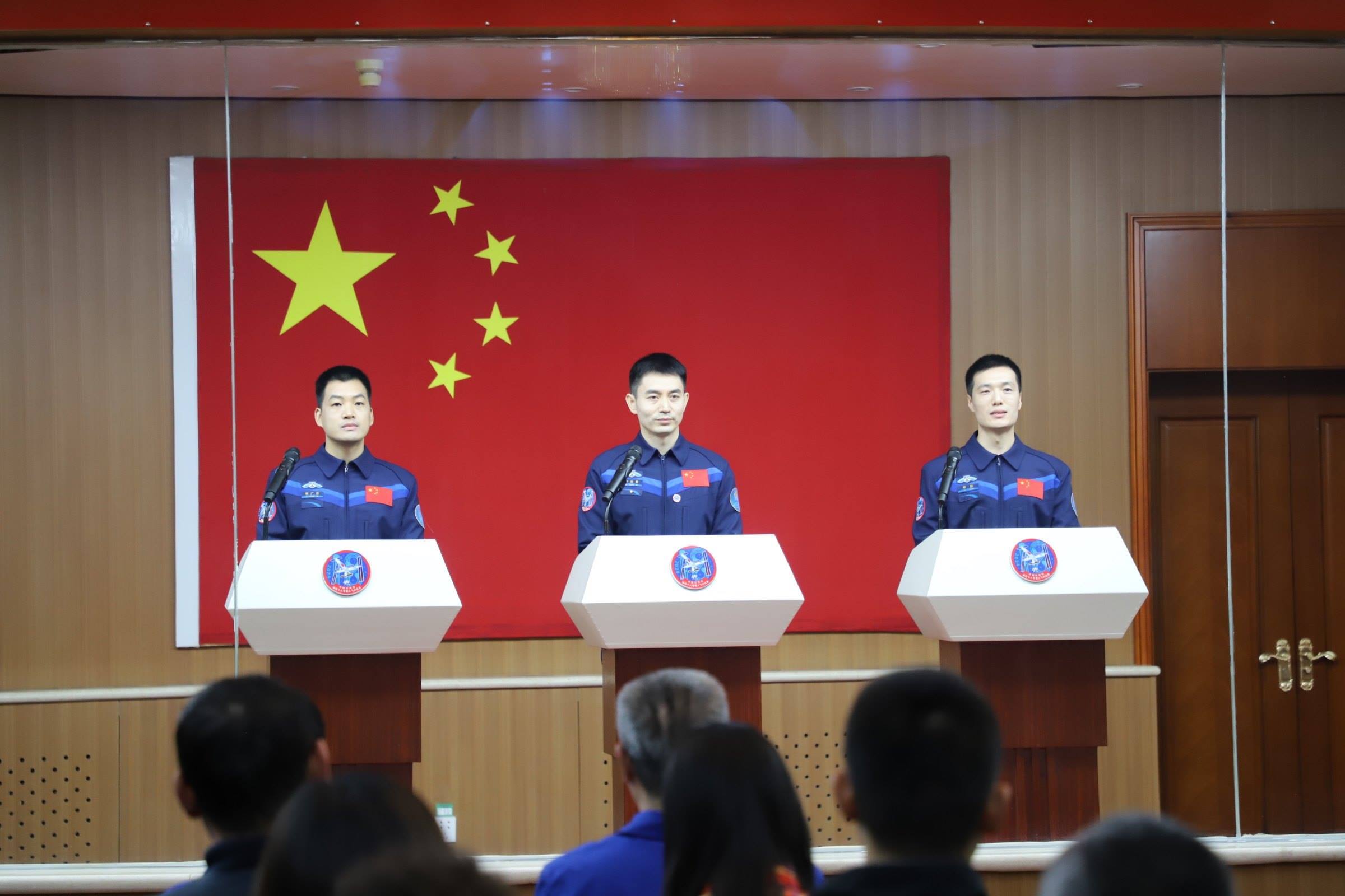 神舟十八號航天員與中外媒體記者集體見面。人民網(wǎng)記者 黃帆攝