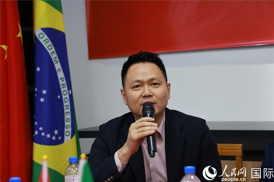 中國(guó)駐里約熱內(nèi)盧總領(lǐng)館副總領(lǐng)事王尉育在座談會(huì)上致辭。人民網(wǎng)記者 陳海琪攝
