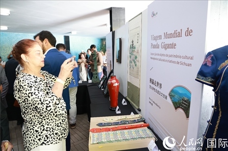 巴西民眾在活動現(xiàn)場在四川非遺前駐足觀看。人民網(wǎng)記者 陳海琪攝