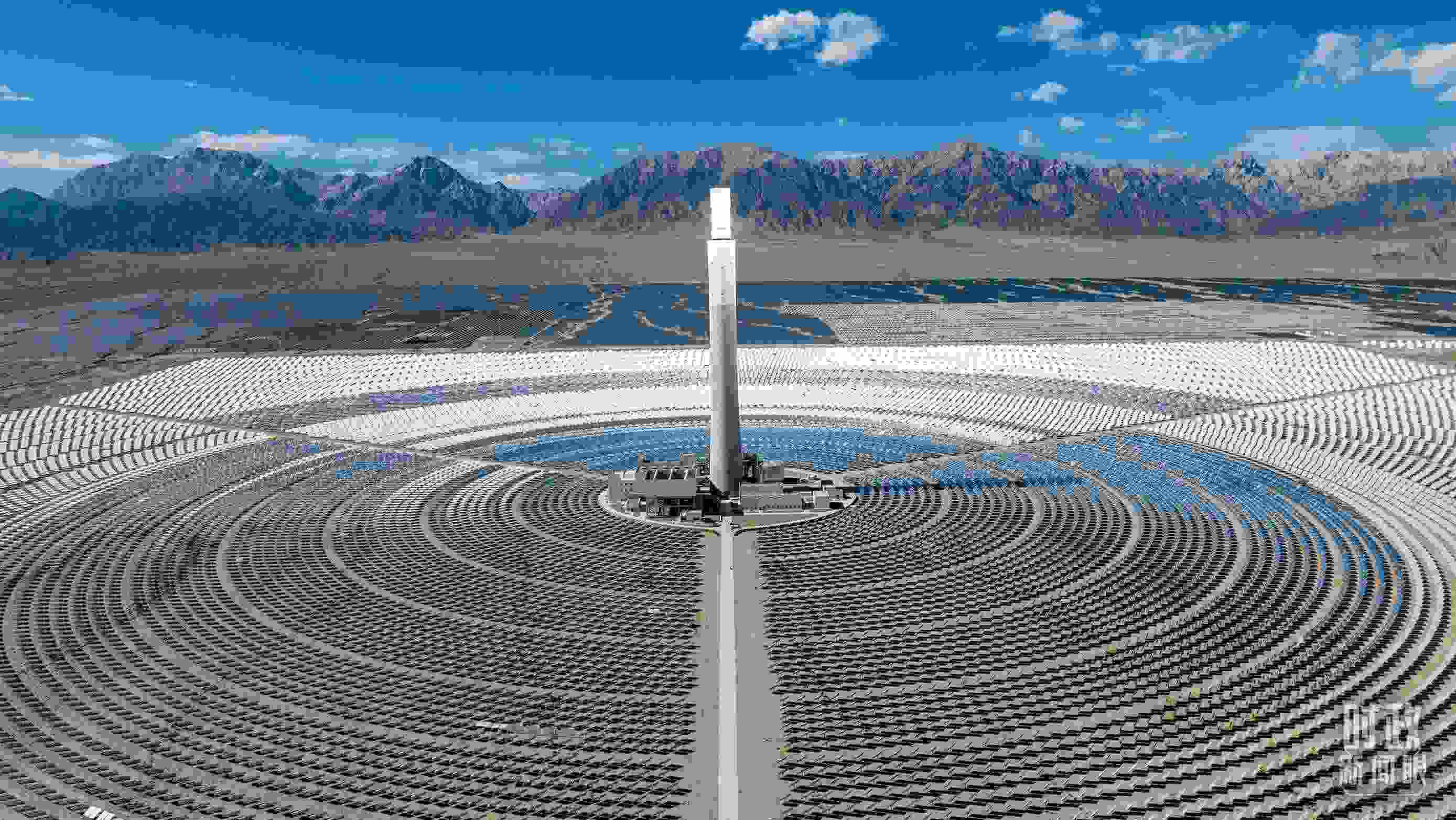 △青海海西德令哈塔式熔鹽儲能光熱發(fā)電廠。（圖/視覺中國）