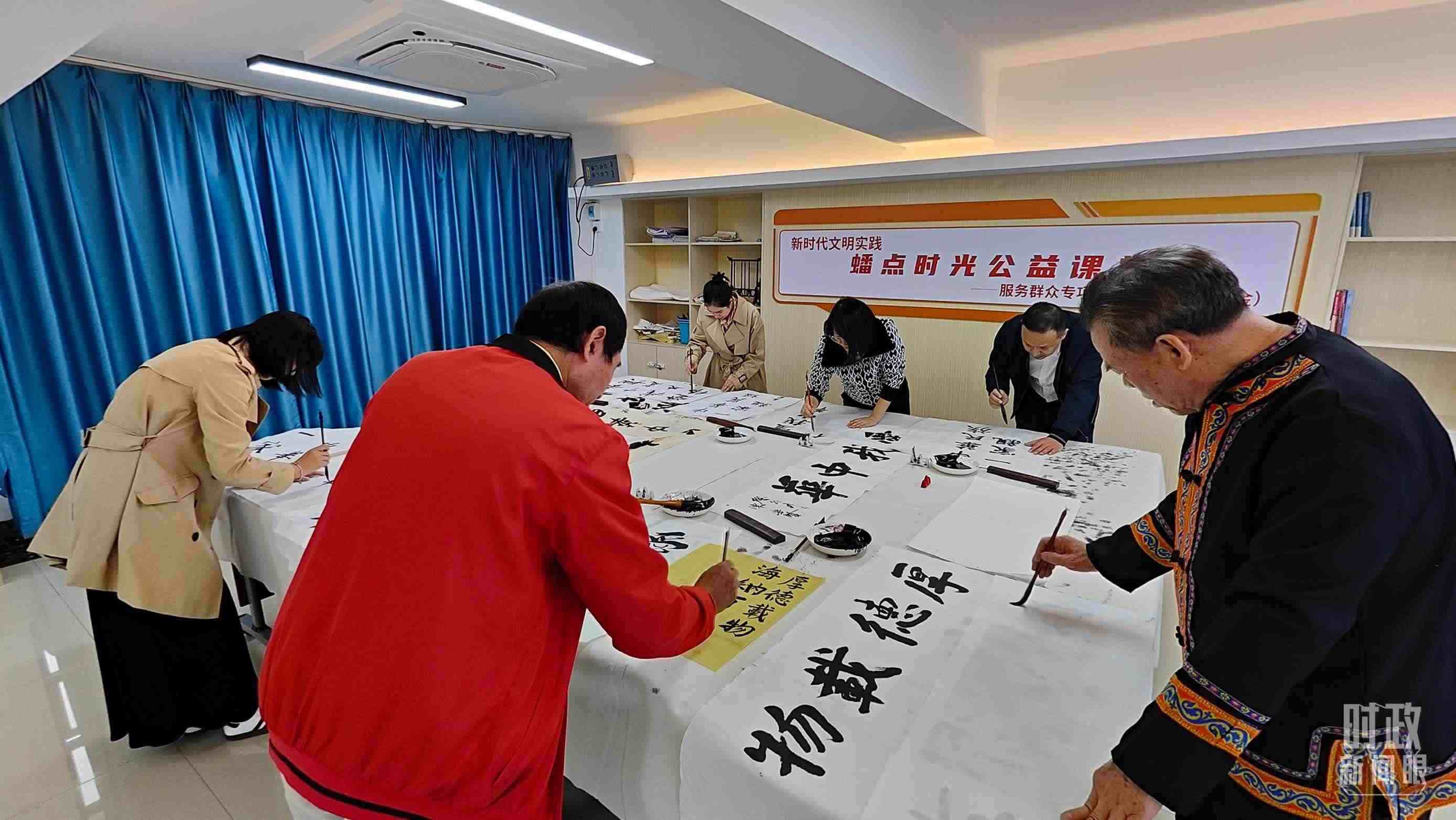 △廣西南寧市多民族社區(qū)——盤龍社區(qū)居民練習(xí)書法。（總臺央視記者楊立峰拍攝）