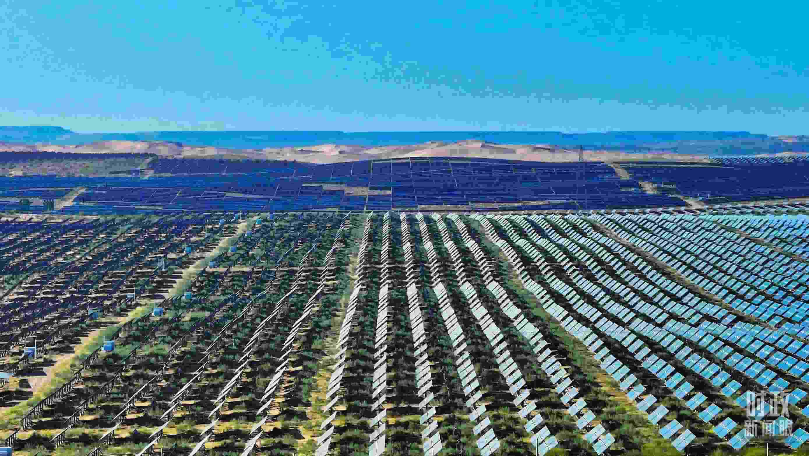 △內(nèi)蒙古鄂爾多斯，庫布其沙漠新能源基地。（圖/視覺中國）