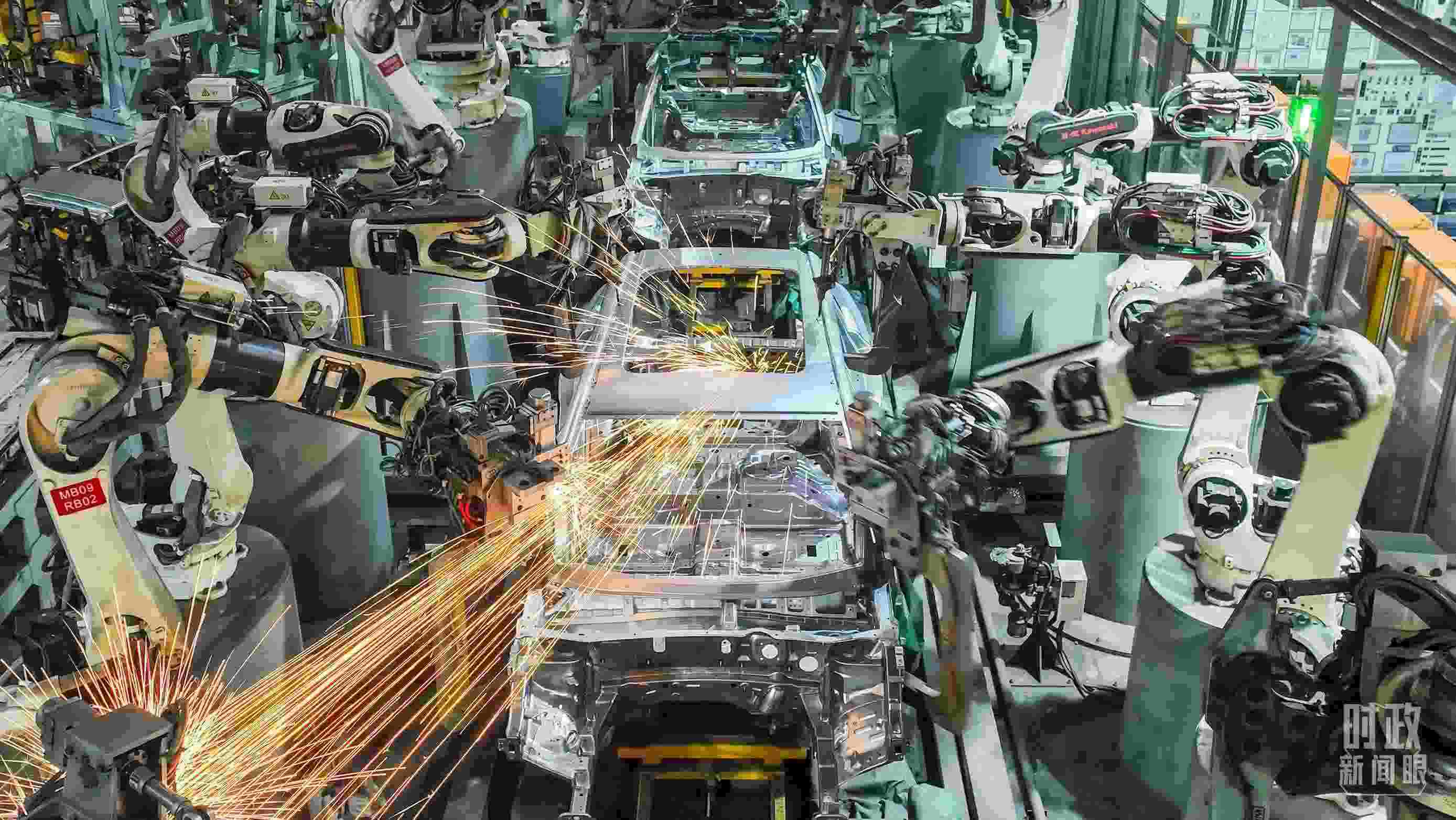  △2024年4月，重慶兩江新區(qū)的一家汽車制造企業(yè)，生產(chǎn)一派繁忙。（圖/視覺中國）