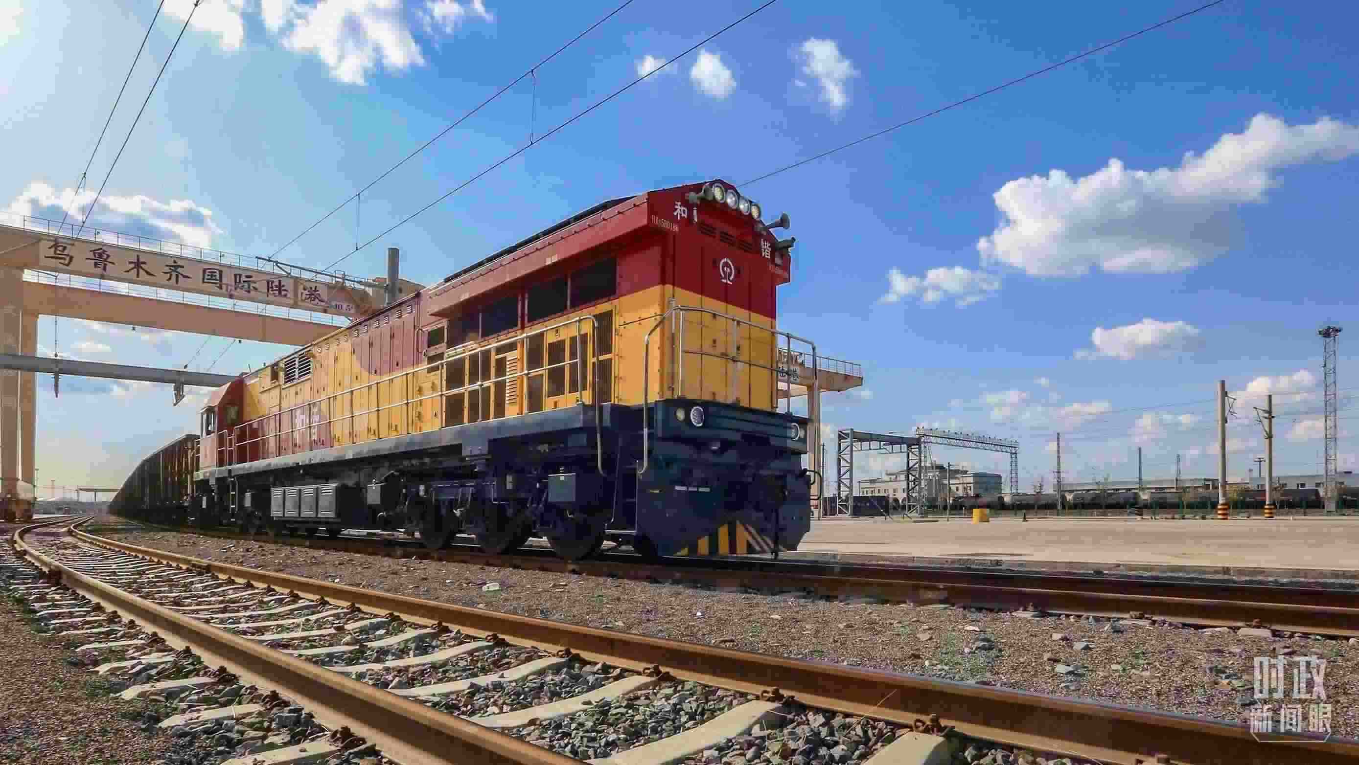 △2024年4月，烏魯木齊國際陸港區(qū)中歐班列“天山號”暢行絲路。（圖/視覺中國）