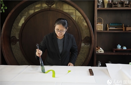 緬甸駐華大使館副館長(zhǎng)、公使銜參贊杜欣瑪泰參加《五百筆·瀾湄合作》集體藝術(shù)創(chuàng)作。人民網(wǎng)王婧攝