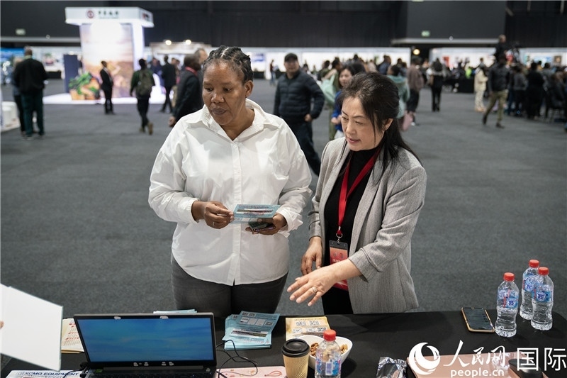 中企工作人員和當(dāng)?shù)厍舐氄呓徽?。希拉茲攝