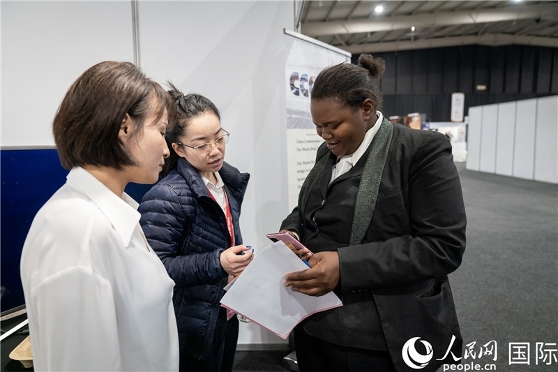 中企工作人員和當(dāng)?shù)厍舐氄呓徽?。希拉茲攝