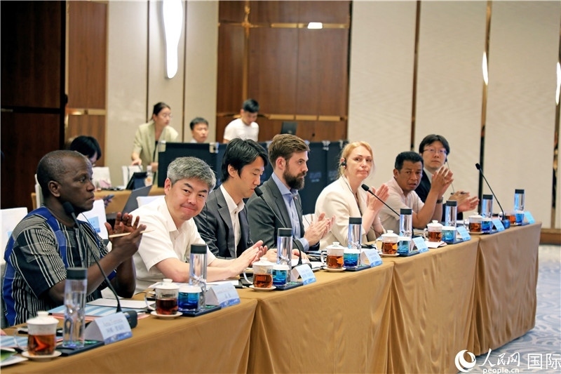 參加產(chǎn)業(yè)對(duì)接會(huì)的各國駐華使節(jié)。人民網(wǎng)記者趙益普攝