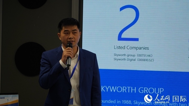 創(chuàng)維南非綠能公司總經(jīng)理倪亮介紹創(chuàng)維的破圈之路。人民網(wǎng) 劉暢攝