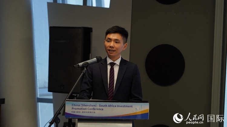 深圳市黃金珠寶首飾行業(yè)協(xié)會副會長李澤鋒介紹深圳市黃金珠寶產(chǎn)業(yè)發(fā)展情況。人民網(wǎng) 劉暢攝