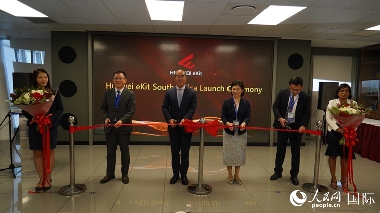 嘉賓出席華為分銷子品牌坤靈出海南非剪彩儀式。 人民網(wǎng) 劉暢攝