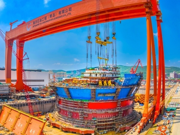 “海葵一號”通過雙龍門吊進行總裝。侯憲鵬攝