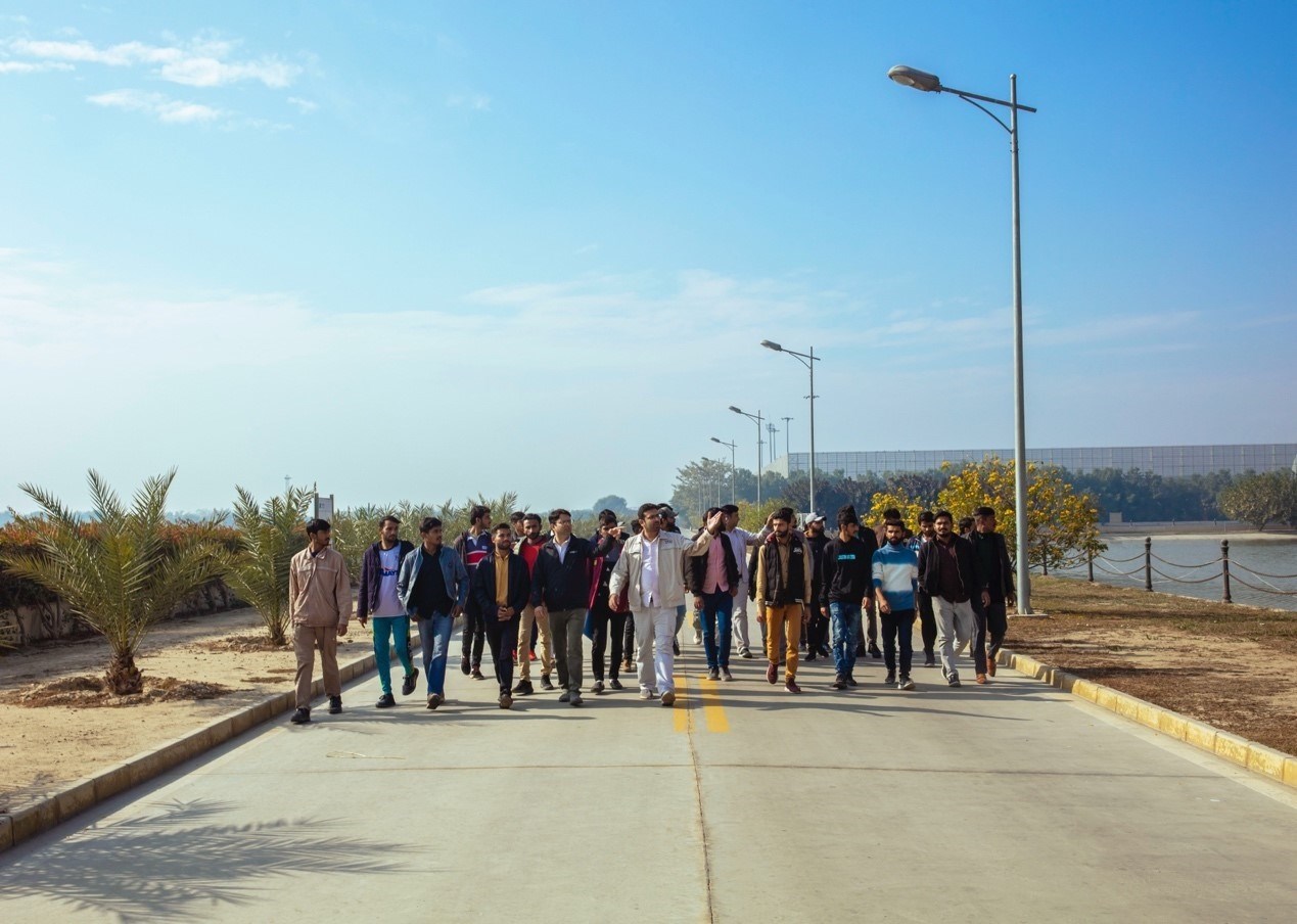 職業(yè)技校學(xué)員參觀中巴經(jīng)濟走廊薩希瓦爾電站。中國華能薩希瓦爾電站 供圖