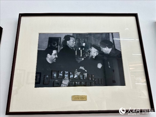 萬徒勒里（左一）與艾青、蕭三、齊白石的老照片。人民網(wǎng)記者 周雨攝