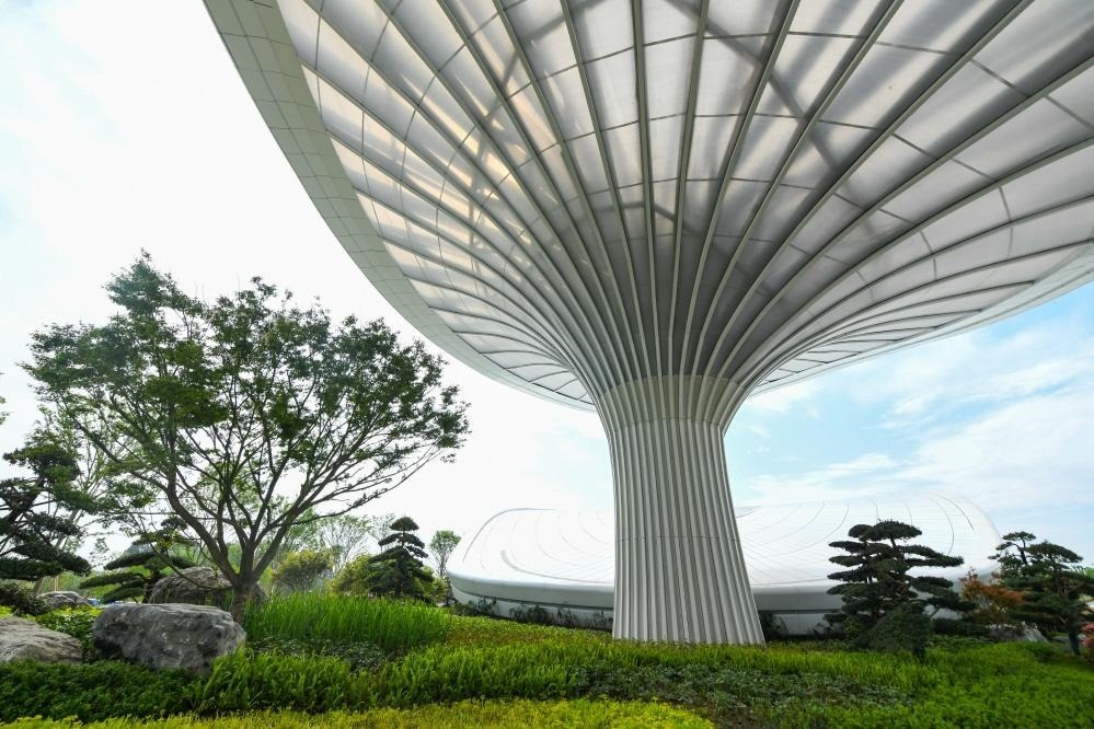 這是2024年4月22日拍攝的成都世園會(huì)主會(huì)場(chǎng)入口處的“芙蓉花”底部，它兼具收集雨水、循環(huán)利用的功能。新華社記者 王曦 攝