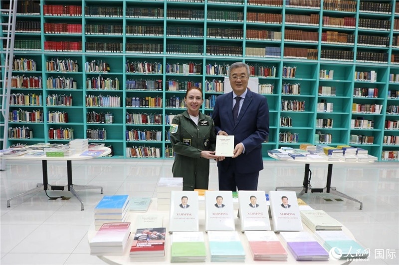 授課后，中國駐巴西大使祝青橋向巴西高等防務(wù)學(xué)院圖書館捐贈了150本書籍。圖為祝青橋和巴西高等防務(wù)學(xué)院院長卡拉·利里奧·馬丁斯在圖書捐贈儀式上。 人民網(wǎng)記者 陳一鳴攝