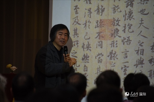 國(guó)家畫院王東聲教授介紹中國(guó)書法作品。人民網(wǎng)記者 殷淼攝