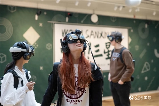 體驗(yàn)三星堆VR文化。中國(guó)駐瑞典大使館供圖